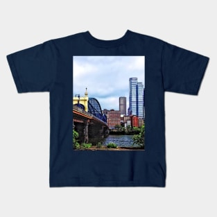 Pittsburgh PA - Pittsburgh Skyline by Smithfield Street Bridge Kids T-Shirt